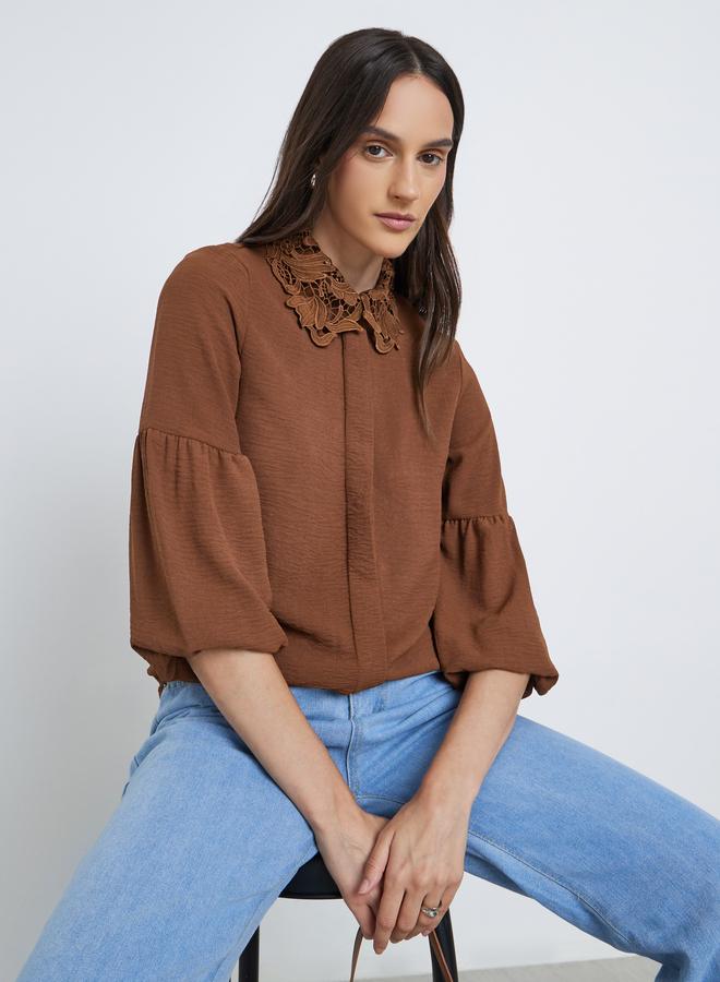 ستايلي قميص بقصة مريحة وتفاصيل ياقة دانتيل وأزرار - Image 1