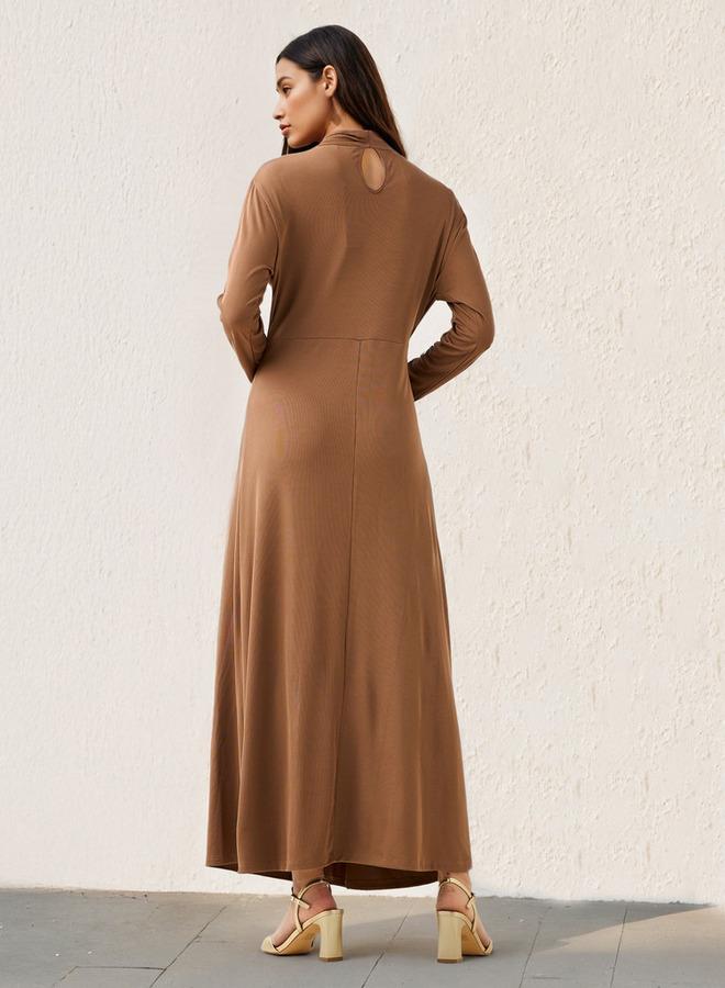 ايكونيك فستان أنيق بياقة عالية وكسرات - Image 3