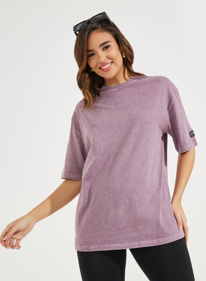 ستايلي تيشيرت فضفاض مزين بشارة مع أكمام قصيرة - Image 1