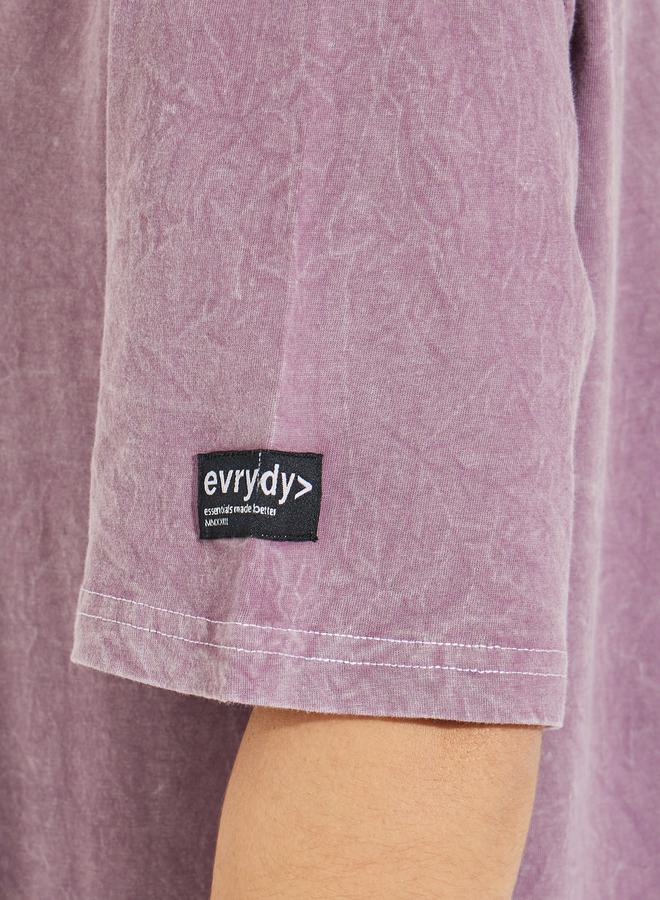 ستايلي تيشيرت فضفاض مزين بشارة مع أكمام قصيرة - Image 4