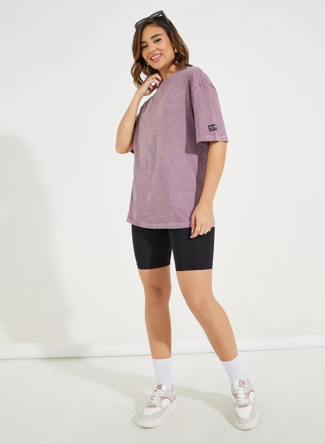 ستايلي تيشيرت فضفاض مزين بشارة مع أكمام قصيرة - Image 2