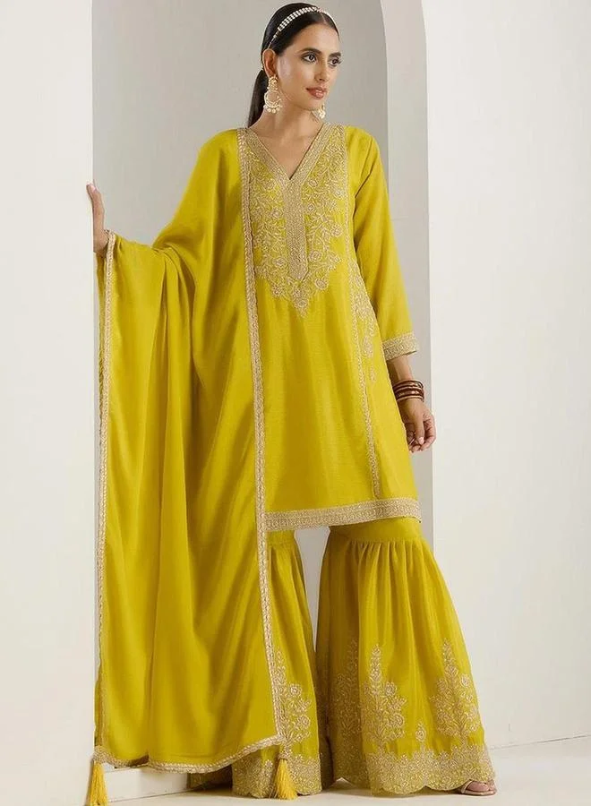 آي شين طقم كورتا وبنطال مع شال بلون خردلي مزين بالتطريز