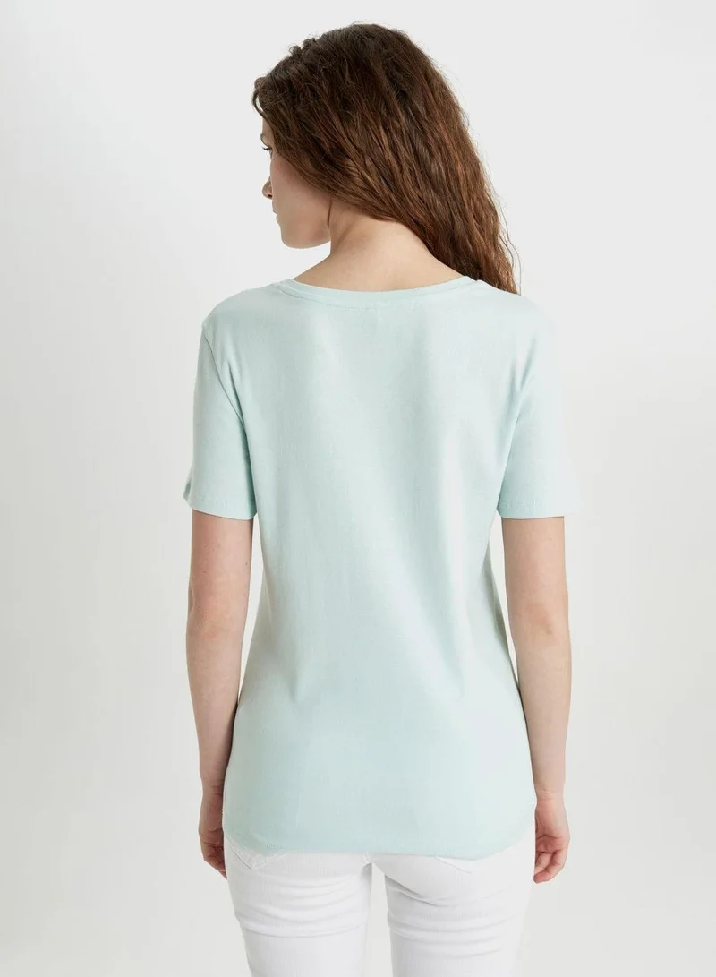 ديفاكتو تيشيرت بياقة سبعة وأكمام قصيرة بفتحة رقبة على شكل حرف