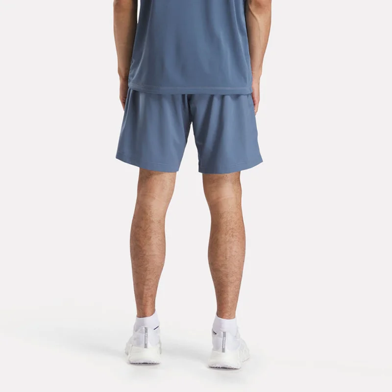 ريبوك Tackle your toughest training days in these men's Reebok Woven Shorts. Sweat-wicking rbk-dry fabric keeps you dry through circuits and sprints. The regular fit gives you room to move without extra bulk. A drawcord on the elastic waistband locks in the fit so you can focus on crushing your Workout.