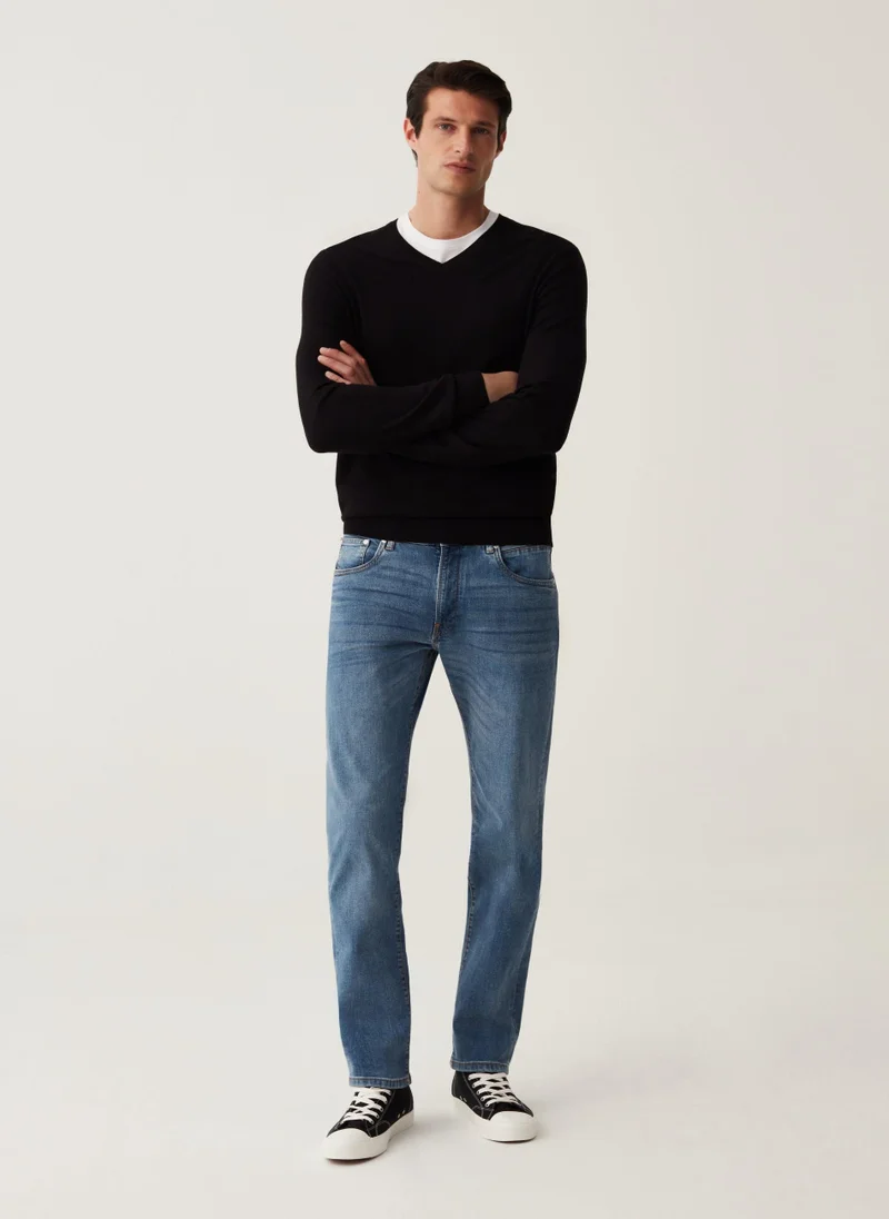 او في اس V-neck pullover
