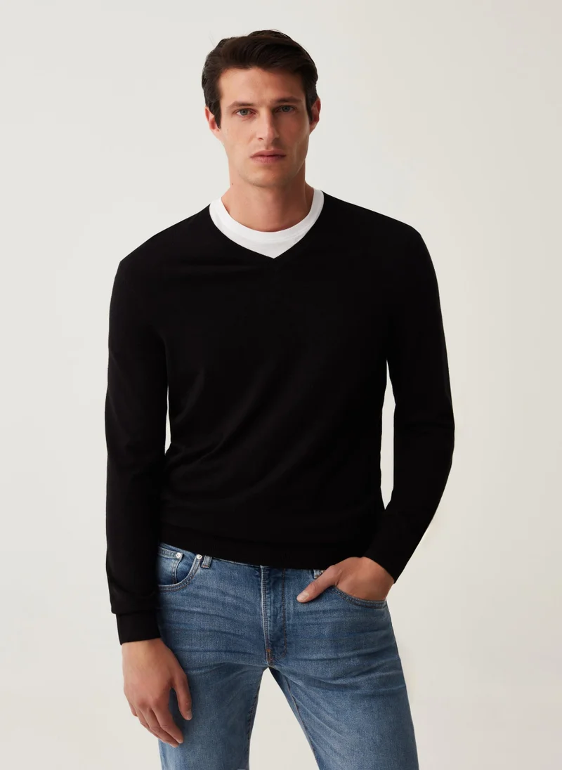 او في اس V-neck pullover