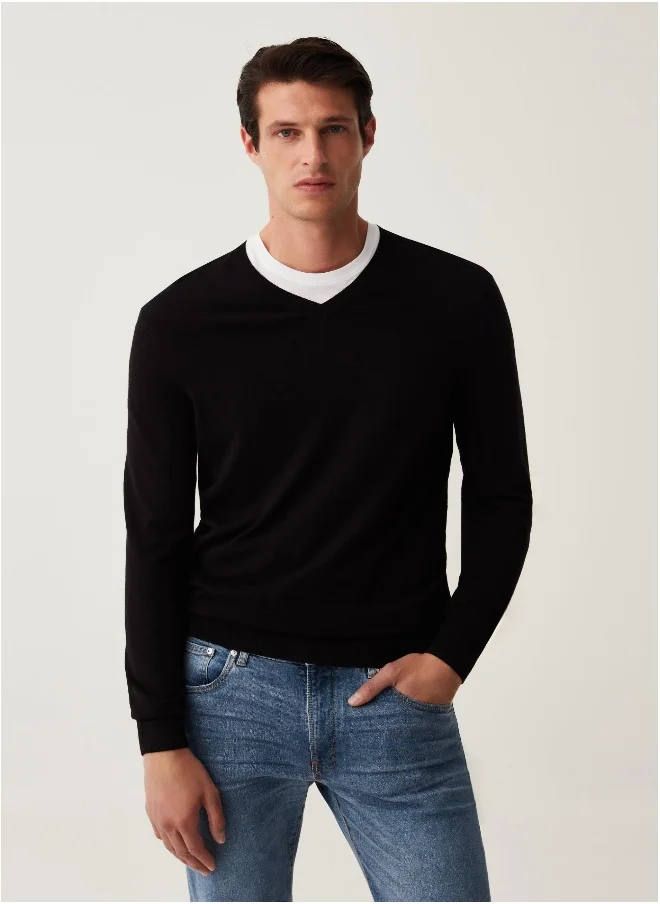 او في اس V-neck pullover