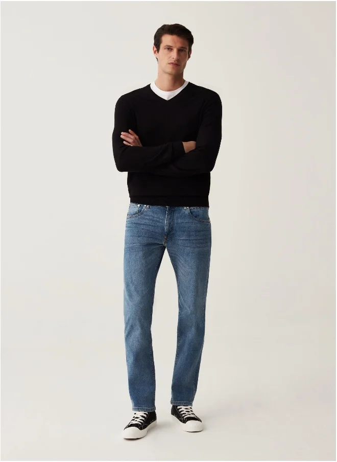 او في اس V-neck pullover