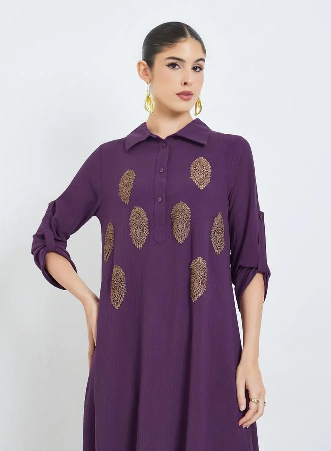 أميرة جلابية بياقة وأزرار غلق مع تفاصيل دانتيل مرقعة