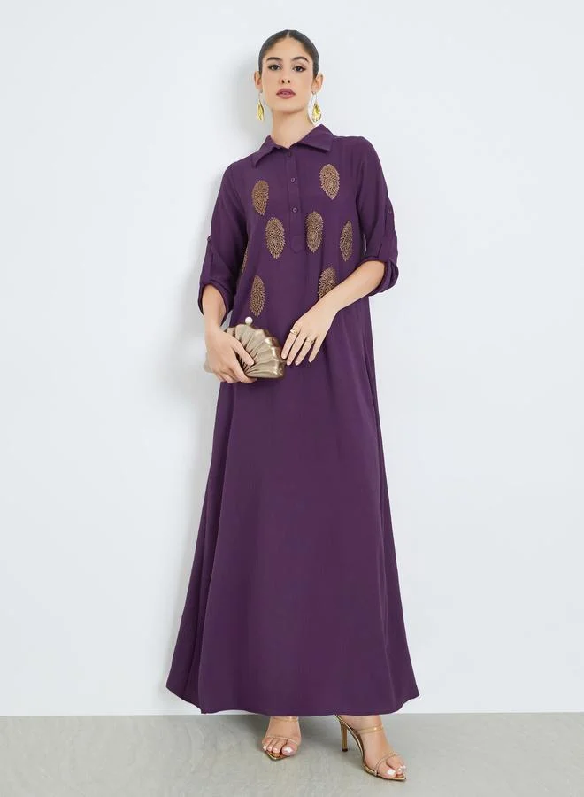 أميرة جلابية بياقة وأزرار غلق مع تفاصيل دانتيل مرقعة