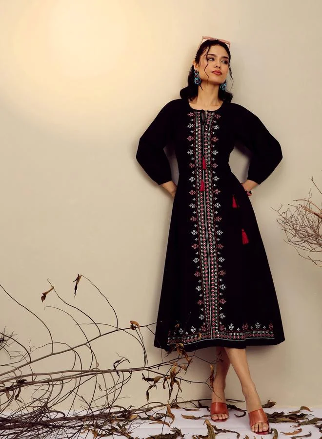 ساسافراس Black Embroidered Neck Dori Midi Dress