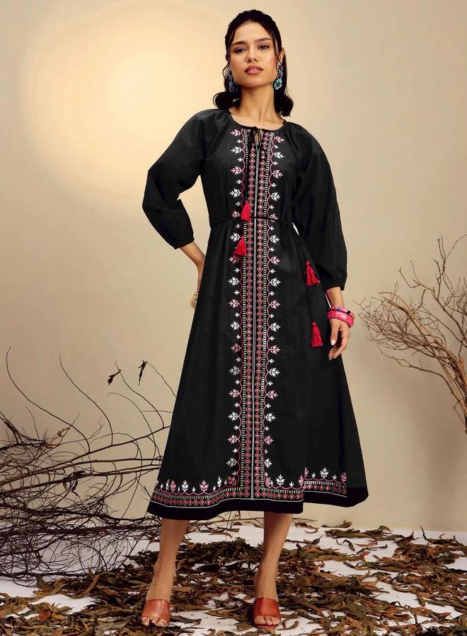 ساسافراس Black Embroidered Neck Dori Midi Dress