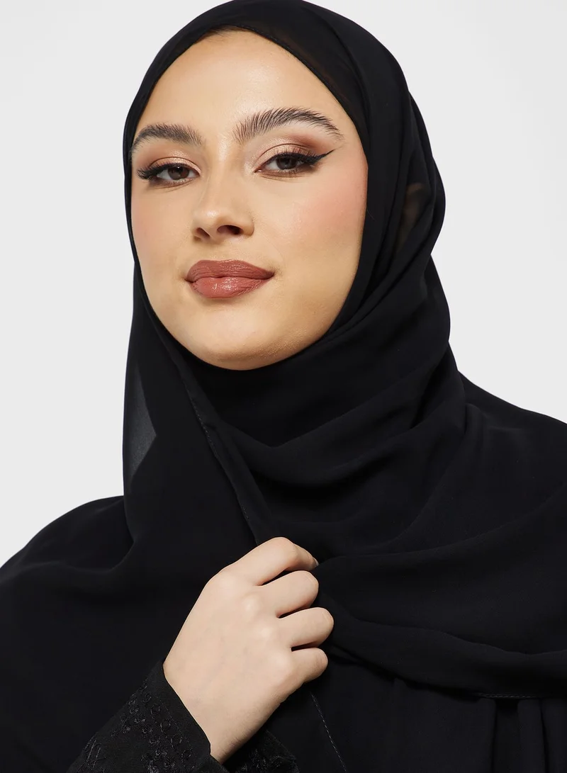 هيا كلوزيت عباية مطرزة برقبة على شكل حرف V