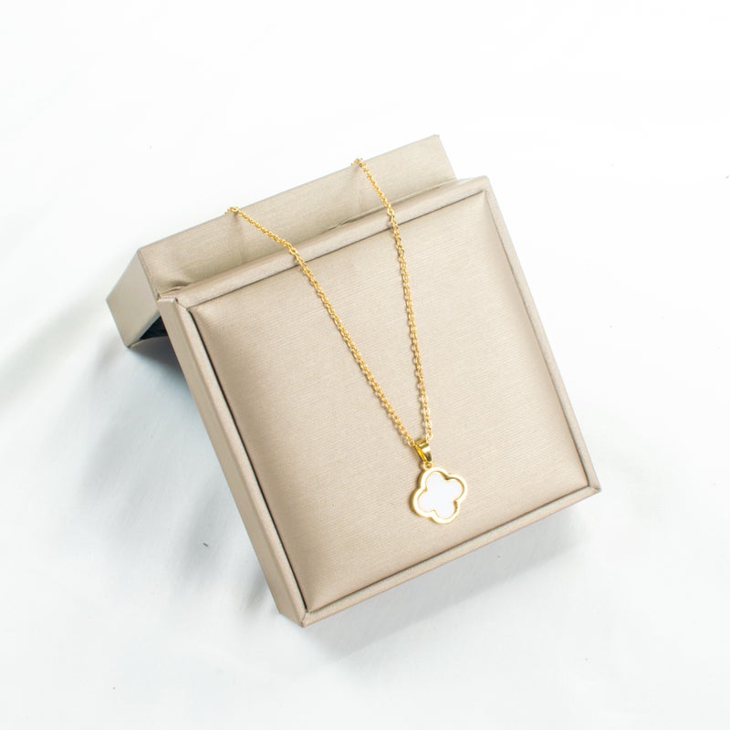 سلسلة أستانليس ستيل ذهبي مع دلاية شكل زهرة البرسيم بيضاء - Image 2