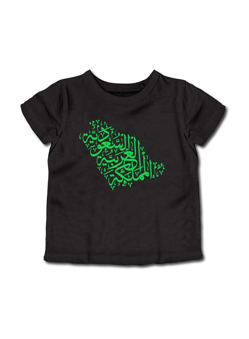 لوحة تيشيرت قطن للأطفال مناسب للأولاد والبنات لمناسبة اليوم الوطني السعودي أو للفخر بالانتماء للوطن في كل الأوقات - Image 1