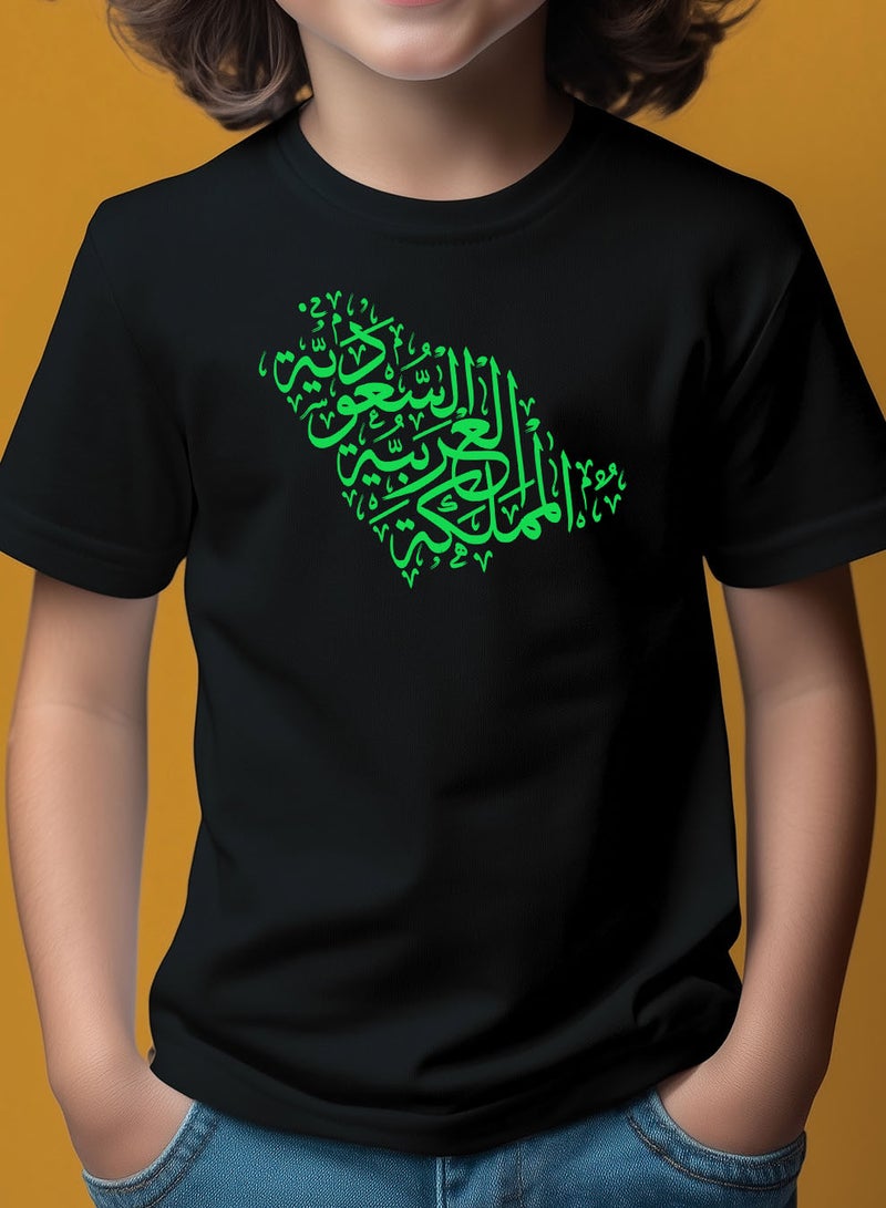 لوحة تيشيرت قطن للأطفال مناسب للأولاد والبنات لمناسبة اليوم الوطني السعودي أو للفخر بالانتماء للوطن في كل الأوقات - Image 3
