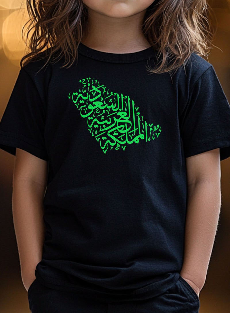 لوحة تيشيرت قطن للأطفال مناسب للأولاد والبنات لمناسبة اليوم الوطني السعودي أو للفخر بالانتماء للوطن في كل الأوقات - Image 2