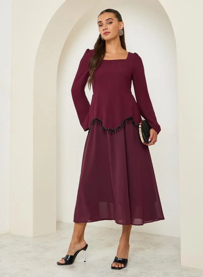 ستايلي فستان ميدي بياقة مربعة وتفاصيل مطرزة بالخرز