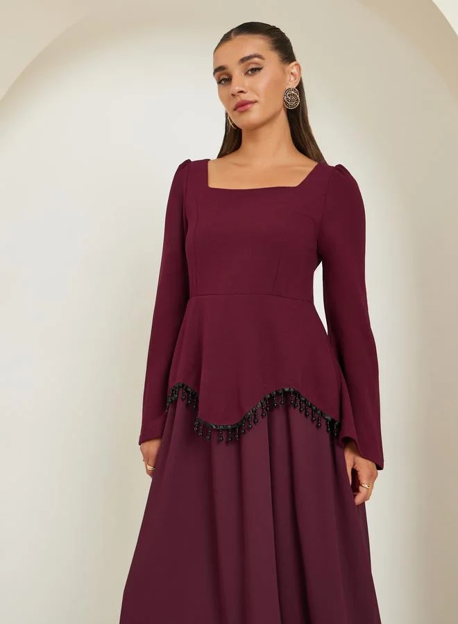 ستايلي فستان ميدي بياقة مربعة وتفاصيل مطرزة بالخرز