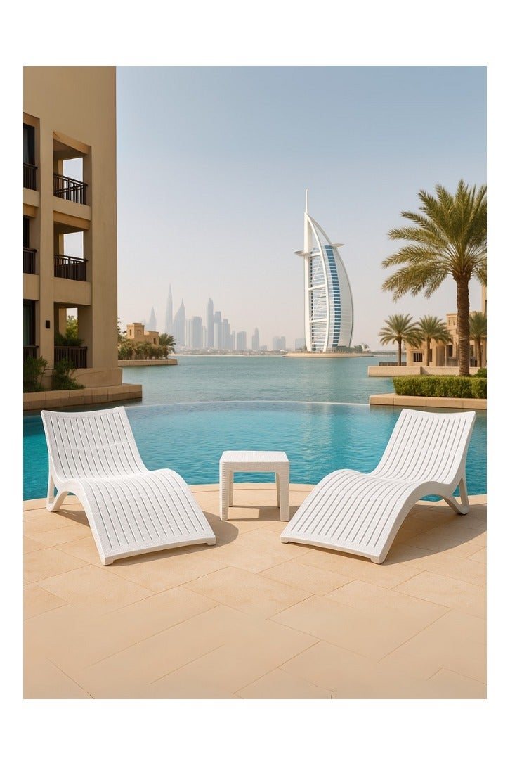 ماركولو طقم كراسي استرخاء خارجي من 3 قطع – 2 كراسي استرخاء + 1 طاولة جانبية – مقاوم للأشعة فوق البنفسجية والعوامل الجوية – بلاستيك فاخر مقوى بالألياف الزجاجية (أبيض، 176×73×74 سم) - Image 1