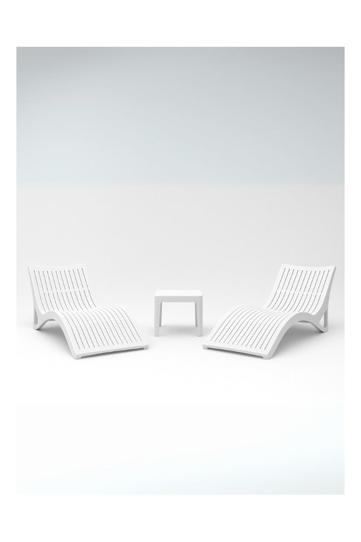 ماركولو طقم كراسي استرخاء خارجي من 3 قطع – 2 كراسي استرخاء + 1 طاولة جانبية – مقاوم للأشعة فوق البنفسجية والعوامل الجوية – بلاستيك فاخر مقوى بالألياف الزجاجية (أبيض، 176×73×74 سم) - Image 2