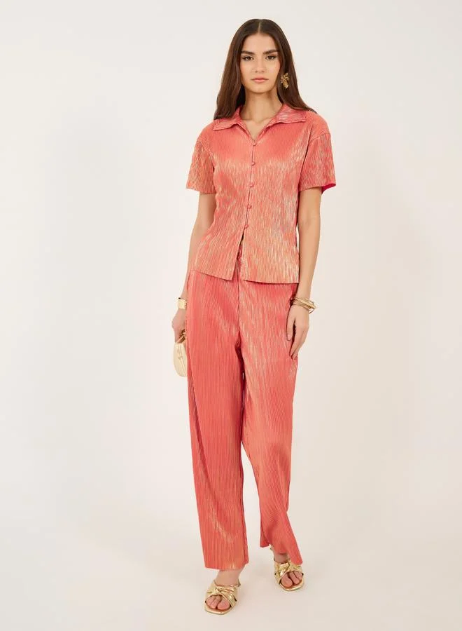 ستايلي طقم منسق من قميص بأكمام قصيرة وبنطال بتفاصيل بليسيه