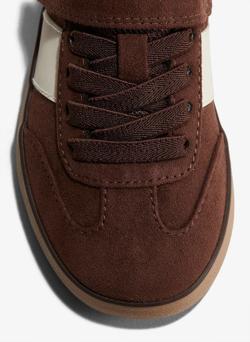 اتش اند ام حذاء رياضي