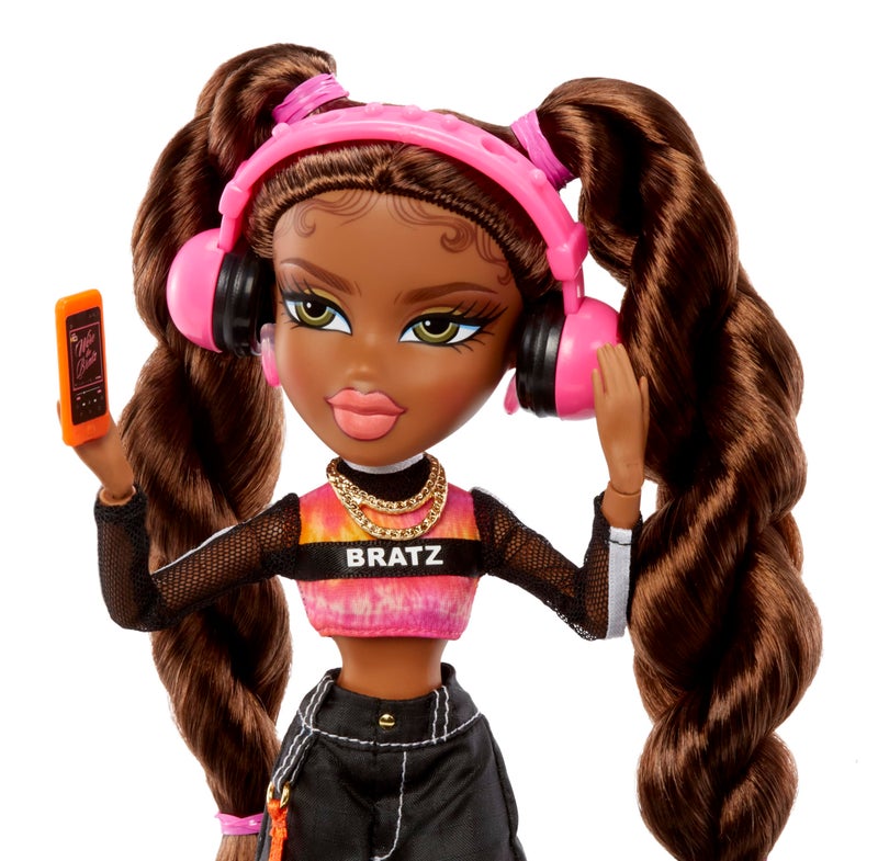 Bratz Alwayz Sasha Fashion Doll with 10 Accessories and Poster - Image 5