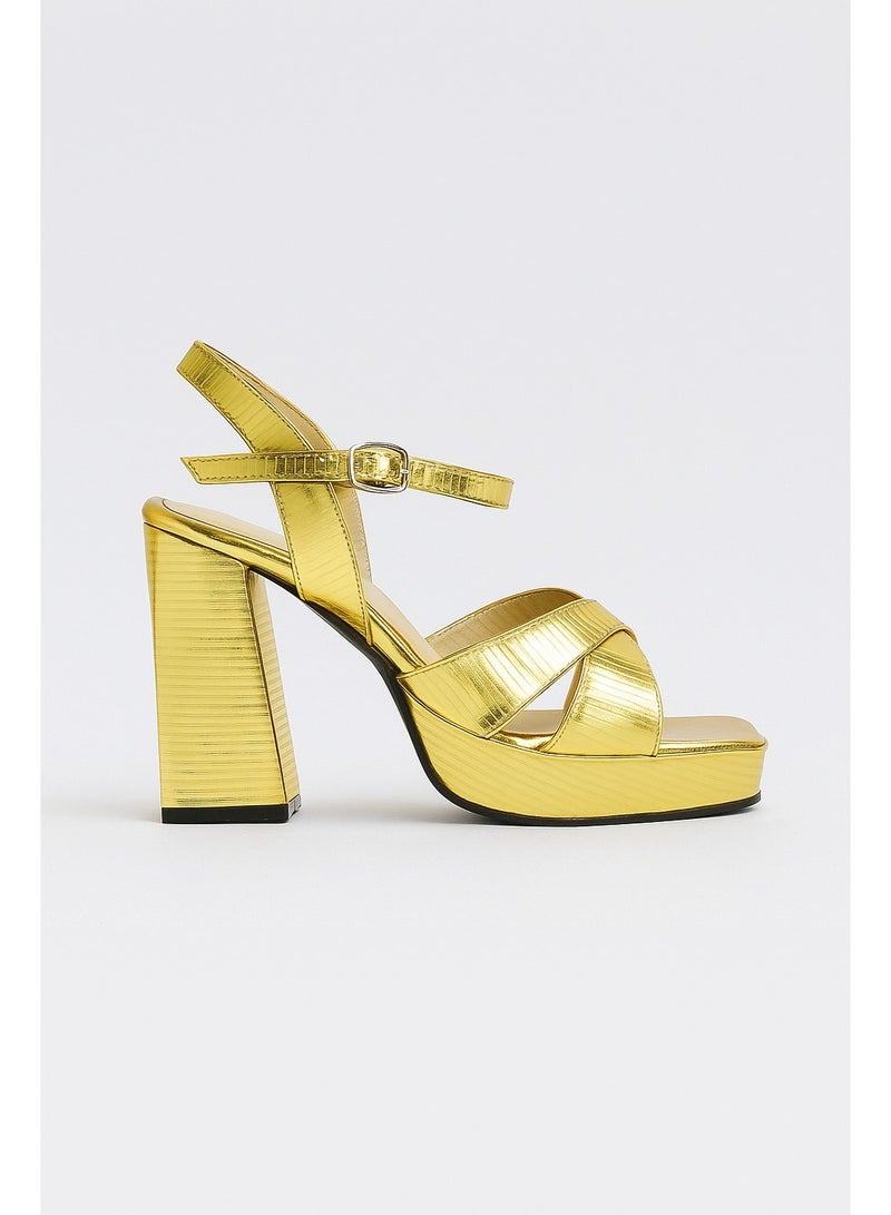 فيبراندا صندل بكعب عريض أنيق مع سيور لامعة متقاطعة وحزام كاحل - Image 4