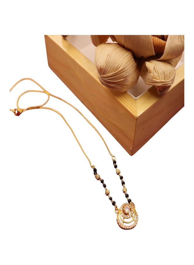قلادة مانجالسوترا تقليدية مطلية بالذهب عيار 18 بوصة من AAIKU، مصنوعة من خرز أسود وقلادة مرصعة بكريستال الماس الأمريكي، مناسبة للنساء لحفلات الزفاف والذكرى السنوية والمناسبات الخاصة. - Image 3