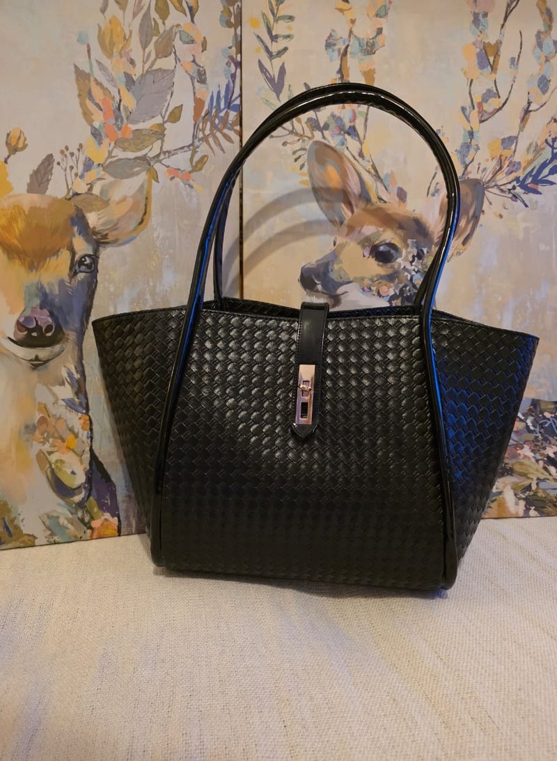 شنطه حريمى اسود مقاس 50*25 بداخله شنطه اخرى مقاس 35*20 مع ايد قابله للتعديل اطلاله مميازه