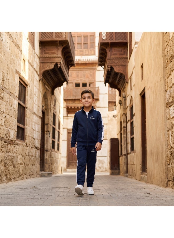 اهتزاز طقم زي رياضي مدرسي معتمد للأولاد الابتدائي من اهتزاز (3 قطع: تيشرت أبيض + جاكيت + بنطال كحلي) - Image 4