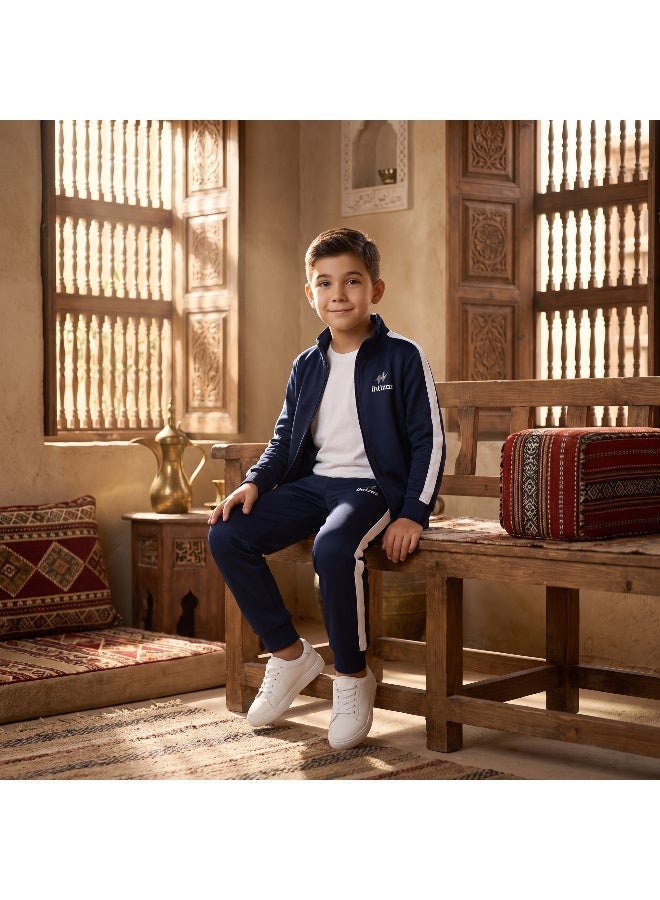 اهتزاز طقم زي رياضي مدرسي معتمد للأولاد الابتدائي من اهتزاز (3 قطع: تيشرت أبيض + جاكيت + بنطال كحلي) - Image 5