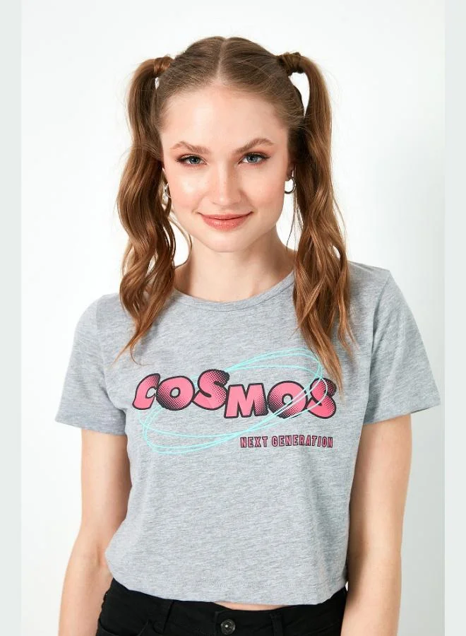 ليلا تيشيرت قطن % قصير بطبعة ليلى برقبة دائرية للنساء