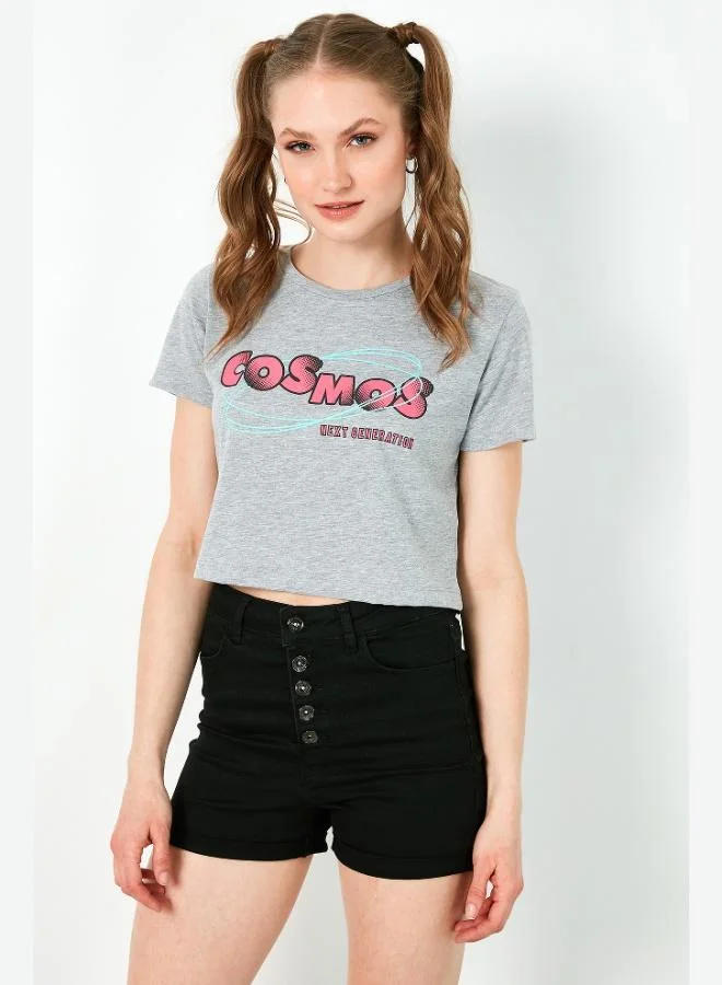 ليلا تيشيرت قطن % قصير بطبعة ليلى برقبة دائرية للنساء