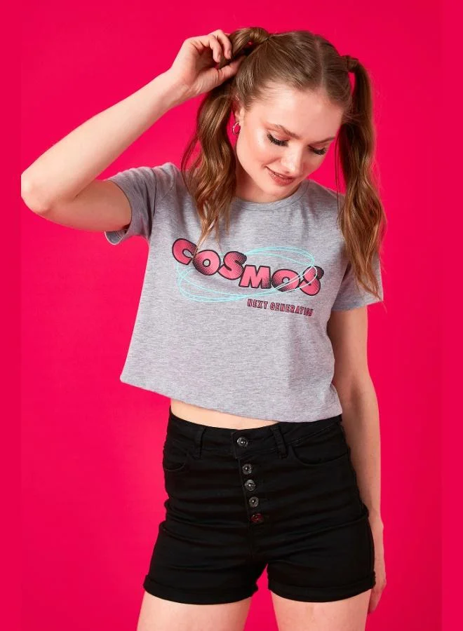 ليلا تيشيرت قطن % قصير بطبعة ليلى برقبة دائرية للنساء