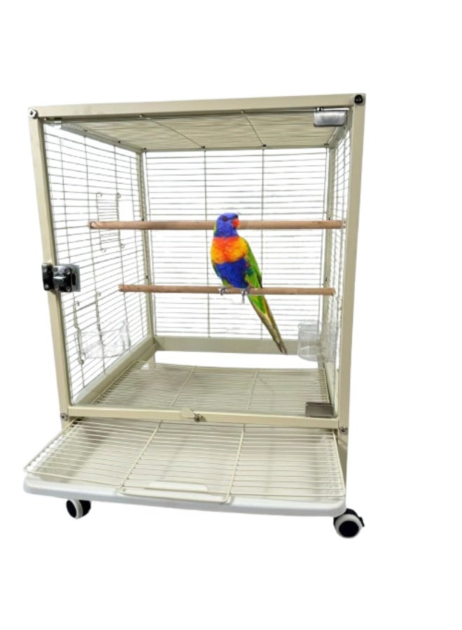 قفص ببغاء بواجهة شفافة وحامل متحرك بأبعاد 65×45×45 سم، مزود بمجاثم خشبية وحاويتين للطعام، مناسب للببغاوات متوسطة الحجم مثل الكاسكو، والكوكاتو، والكونيور، والباراكيت، والبادجي، والفيشر. - Image 1