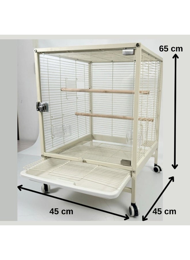 قفص ببغاء بواجهة شفافة وحامل متحرك بأبعاد 65×45×45 سم، مزود بمجاثم خشبية وحاويتين للطعام، مناسب للببغاوات متوسطة الحجم مثل الكاسكو، والكوكاتو، والكونيور، والباراكيت، والبادجي، والفيشر. - Image 3