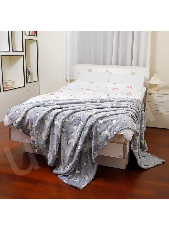 FunBlast بطانيات للأطفال_بطانية تتلألأ في الظلام بطباعة كرتونية بطانيات خفيفة الوزن ناعمة مريحة لجميع الأجواء للأطفال من 1 إلى 10 سنوات (رمادي) (نجوم وقمر بوليستر) - Image 3