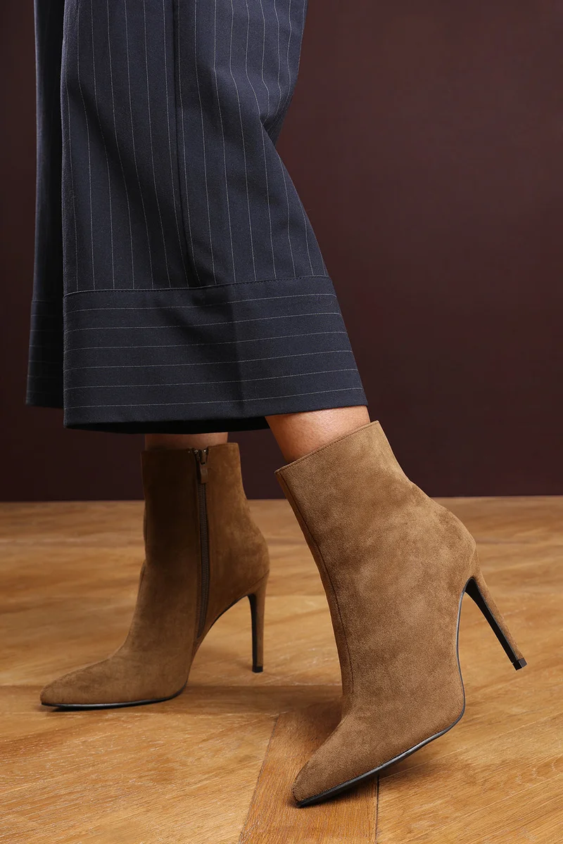 ويرز ذات فروم Kira' Pointed Toe Stiletto Ankle Boots