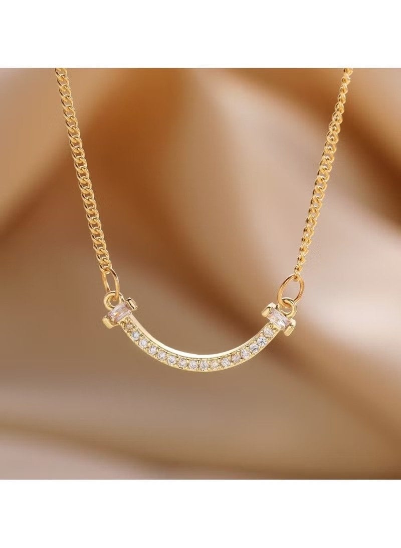 قلادة ذهبية منحنية مع كريستالات