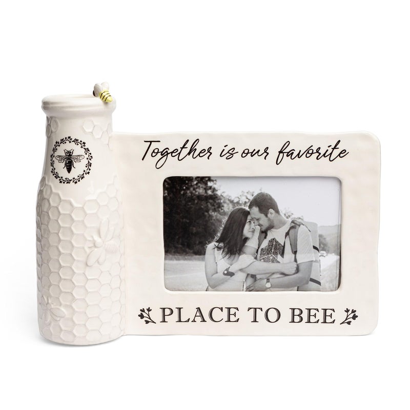 Young's Inc. Ceramic Bee Vase مع إطار الصور - ديكور المزرعة - ديكورات ريفية للمنزل - 11 W × 8 ساعات لمدة 4 × 6 صورة - Image 1
