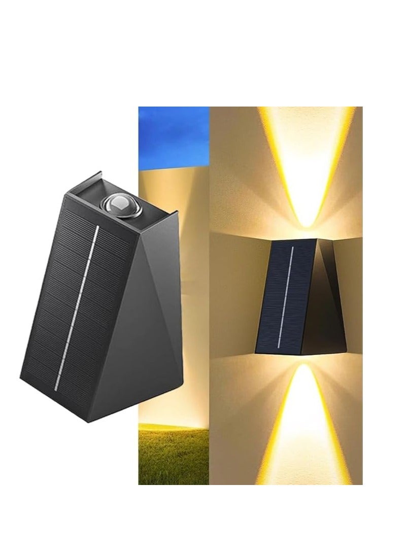 شروق الشمس يضيء الجدار الخارجي بالطاقة الشمسية لأعلى وأسفل باللون الأبيض الدافئ