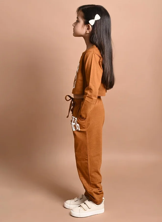 ليل بيكس طقم بلوزة قصيرة وبنطلون رياضي بطبعة لا تهتم