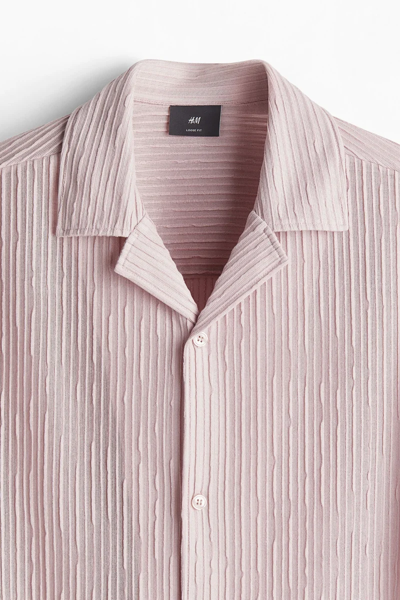 اتش اند ام قميص بقصّة فضفاضة وياقة ريزورت