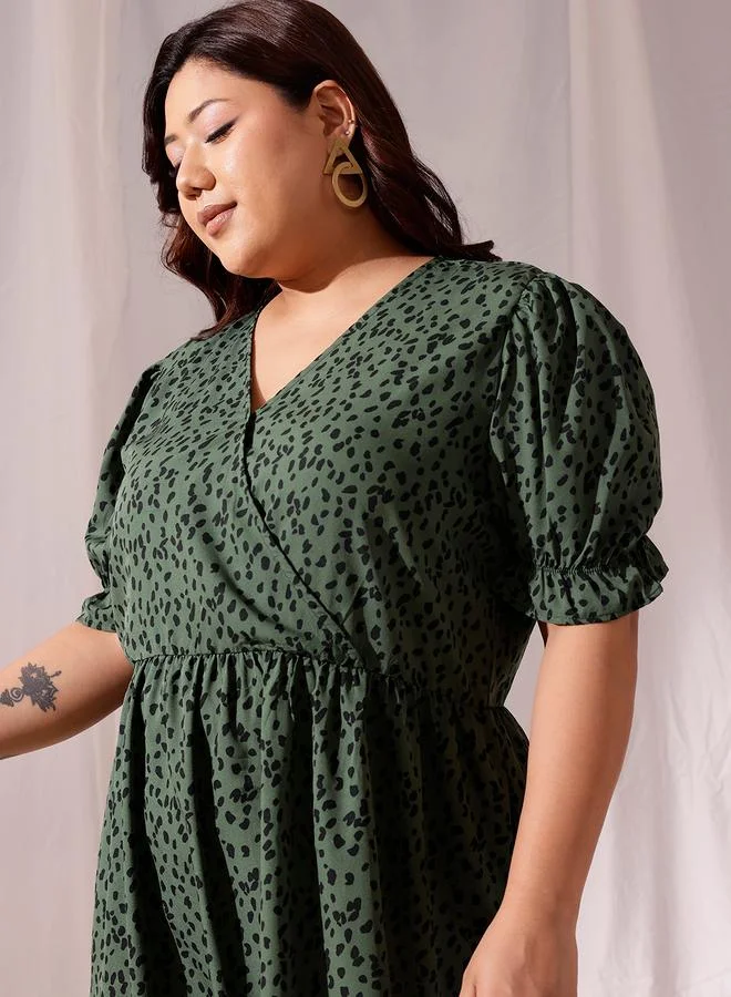 STREET 9 فستان ميدي بطبعة ورقبة على شكل حرف  وأكمام منتفخة من   بمقاسات كبيرة