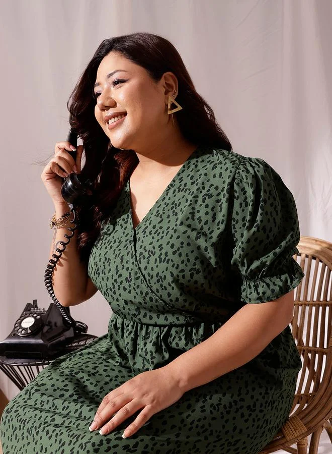 STREET 9 فستان ميدي بطبعة ورقبة على شكل حرف  وأكمام منتفخة من   بمقاسات كبيرة