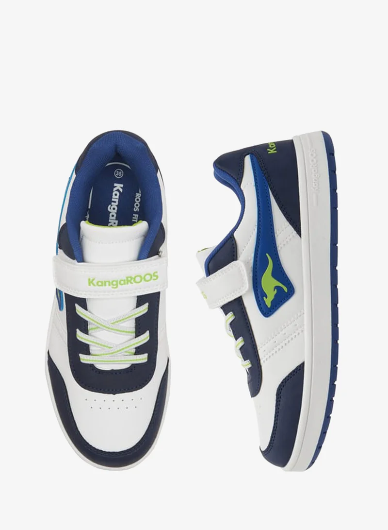 كانغاروس حذاء رياضي للأولاد بتفاصيل شعار وإغلاق بشريط لاصق