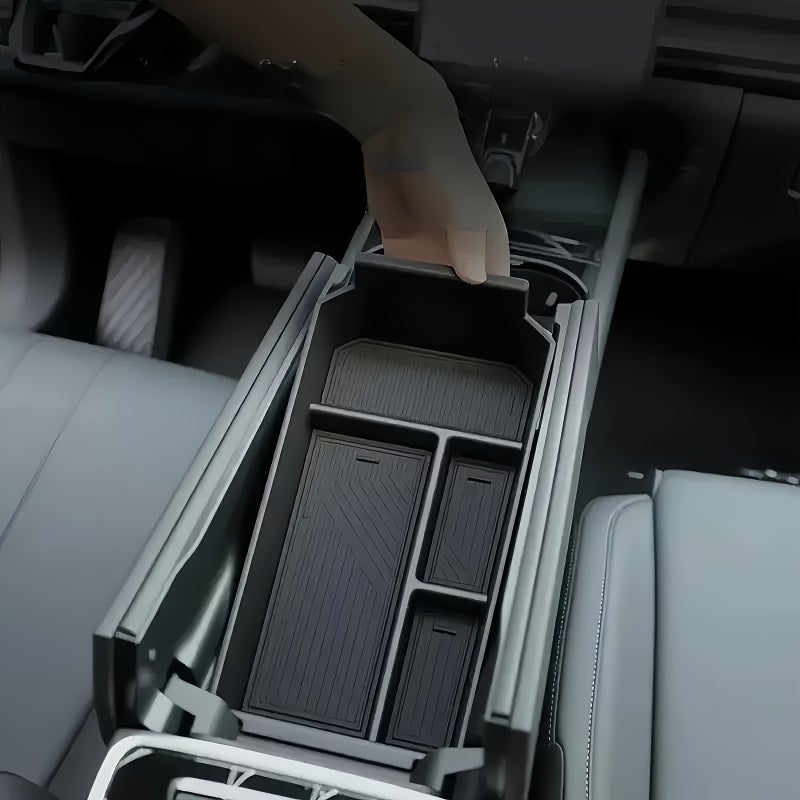 صندوق مسند ذراع مدمج أسود لسيارة Jaecoo J7 PHEV مع حامل هاتف وحامل أكواب - Image 1