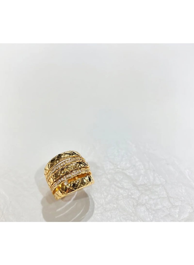 The ring is fashionable with all copper gold-plated craftsmanship, shining and beautiful